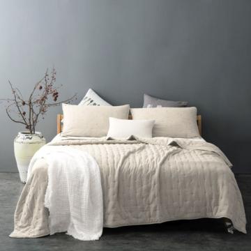 Cuvertura bej pat eleganta Iroise 230x250 cm