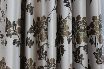 Draperie blackout fond bej, flori maro, bujori kaki