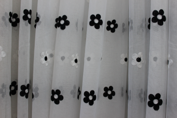 Perdea in broderie flori alb negru