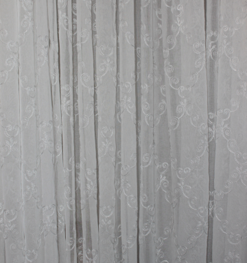 Perdea in broderie lame romburi