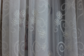 Perdea in broderie unt