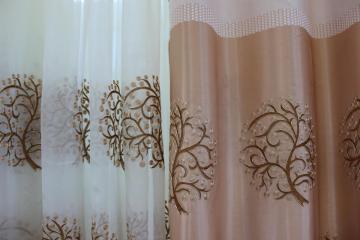 Perdea organza crem, broderie pomisori si draperie broderie pomisori