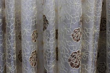 Perdea Set Organza brodata, trandafiri maro