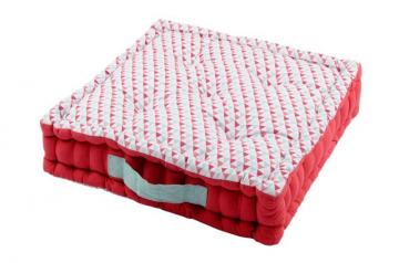 Perna podea rosie triunghiuri Isocele Rouge 45x45x10 cm